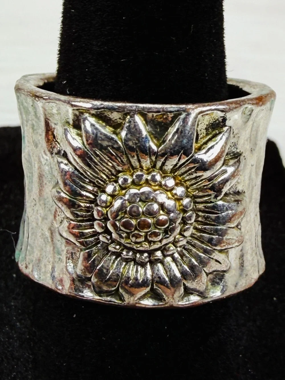 Aged Silvertone Raised etched Sunflower Hammered weighted Ring 8 1/2-9
